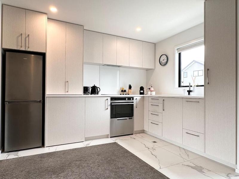 Hagley Two Bedroom Townhouse with Free Parking - image 13
