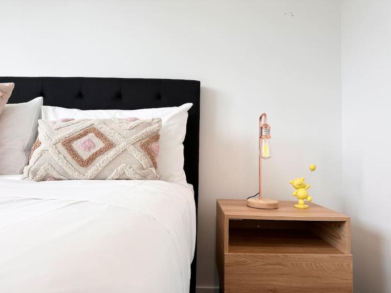Hagley Two Bedroom Townhouse with Free Parking - image 11