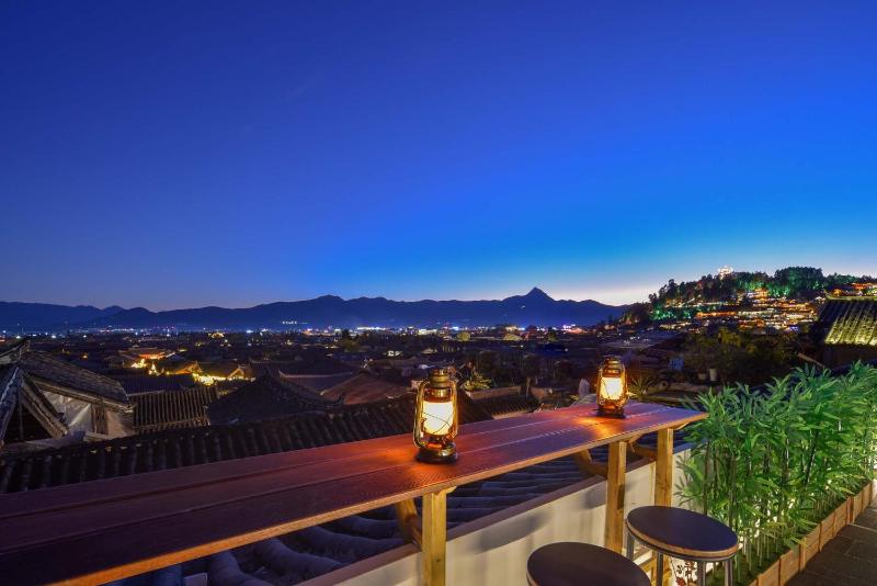 Golden Dragon's Mountain Glow Inn Chinese Style Courtyard of Lijiang Ancient Town Close to main streets near by Dashiqiao Sifang StreetBig Water WheelsWe offer tickets purchasing servicesFree station pick-up for three nights ofProvide nutritious brea - image 28
