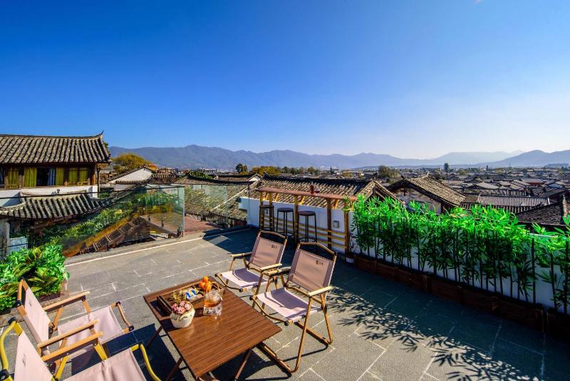 Golden Dragon's Mountain Glow Inn Chinese Style Courtyard of Lijiang Ancient Town Close to main streets near by Dashiqiao Sifang StreetBig Water WheelsWe offer tickets purchasing servicesFree station pick-up for three nights ofProvide nutritious brea - image 30