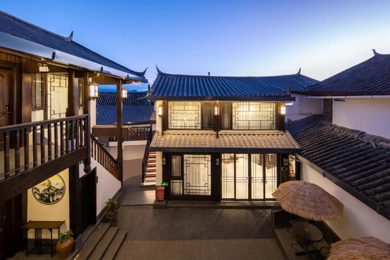 Golden Dragon's Mountain Glow Inn Chinese Style Courtyard of Lijiang Ancient Town Close to main streets near by Dashiqiao Sifang StreetBig Water WheelsWe offer tickets purchasing servicesFree station pick-up for three nights ofProvide nutritious brea - image 47