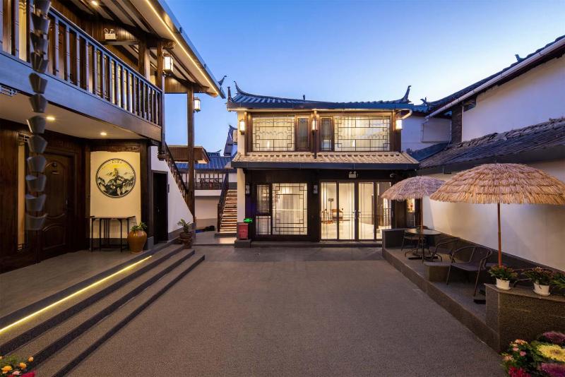 Golden Dragon's Mountain Glow Inn Chinese Style Courtyard of Lijiang Ancient Town Close to main streets near by Dashiqiao Sifang StreetBig Water WheelsWe offer tickets purchasing servicesFree station pick-up for three nights ofProvide nutritious brea - image 12