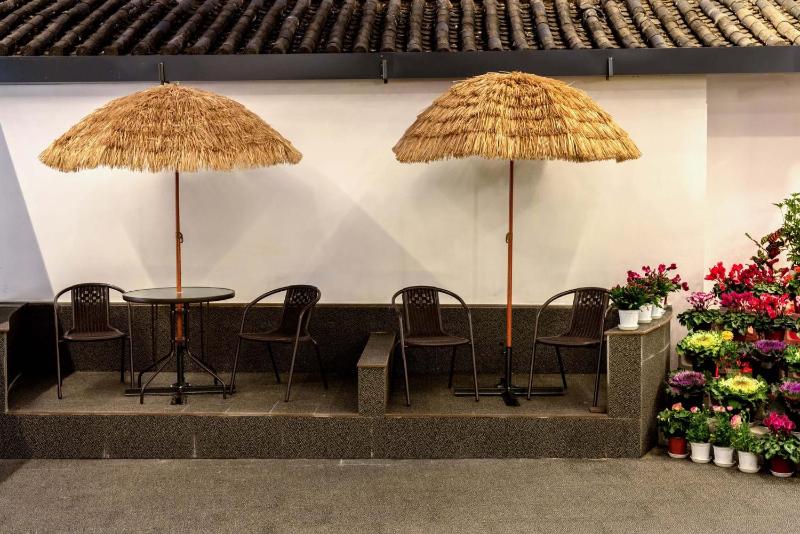 Golden Dragon's Mountain Glow Inn Chinese Style Courtyard of Lijiang Ancient Town Close to main streets near by Dashiqiao Sifang StreetBig Water WheelsWe offer tickets purchasing servicesFree station pick-up for three nights ofProvide nutritious brea - image 38