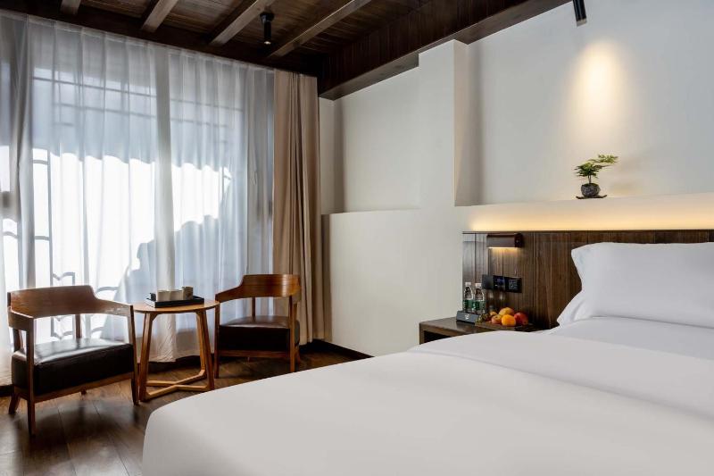 Golden Dragon's Mountain Glow Inn Chinese Style Courtyard of Lijiang Ancient Town Close to main streets near by Dashiqiao Sifang StreetBig Water WheelsWe offer tickets purchasing servicesFree station pick-up for three nights ofProvide nutritious brea - image 42