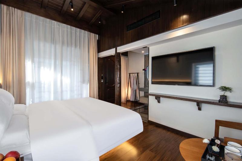 Golden Dragon's Mountain Glow Inn Chinese Style Courtyard of Lijiang Ancient Town Close to main streets near by Dashiqiao Sifang StreetBig Water WheelsWe offer tickets purchasing servicesFree station pick-up for three nights ofProvide nutritious brea - image 11
