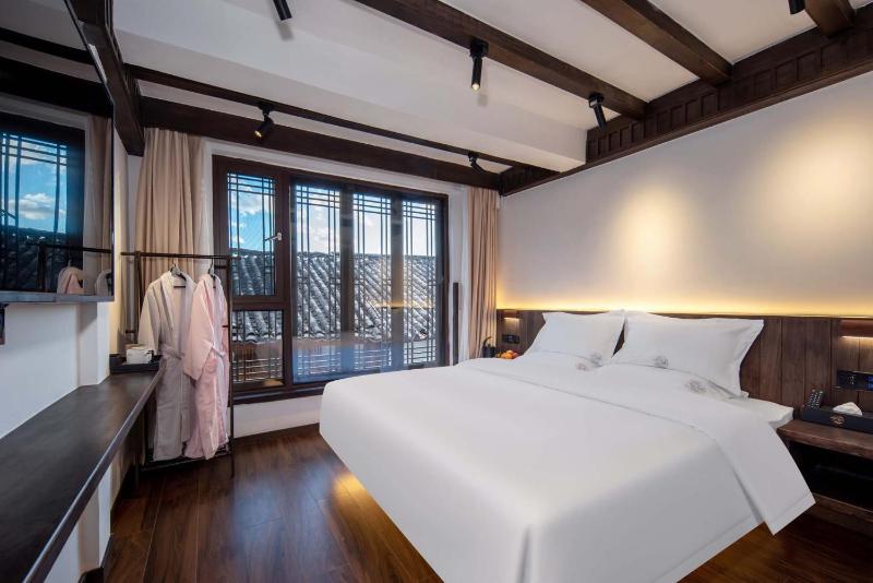 Golden Dragon's Mountain Glow Inn Chinese Style Courtyard of Lijiang Ancient Town Close to main streets near by Dashiqiao Sifang StreetBig Water WheelsWe offer tickets purchasing servicesFree station pick-up for three nights ofProvide nutritious brea - image 24