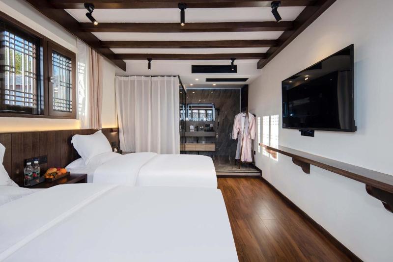 Golden Dragon's Mountain Glow Inn Chinese Style Courtyard of Lijiang Ancient Town Close to main streets near by Dashiqiao Sifang StreetBig Water WheelsWe offer tickets purchasing servicesFree station pick-up for three nights ofProvide nutritious brea - image 18