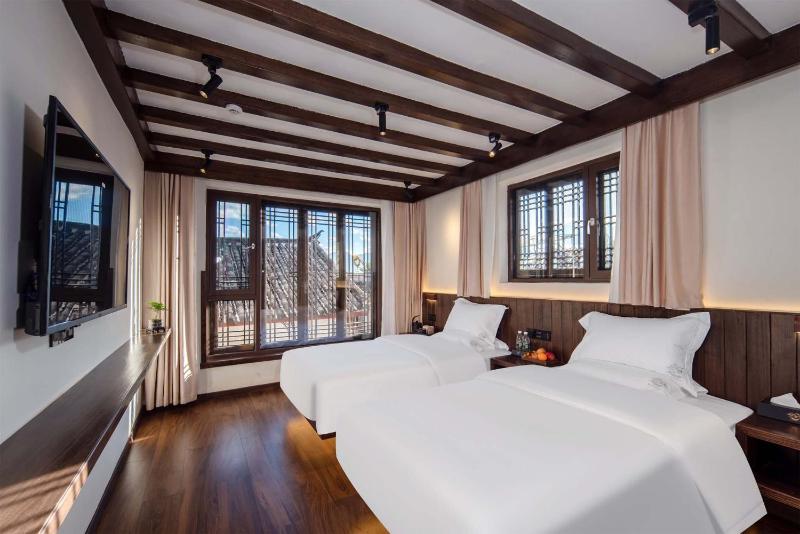 Golden Dragon's Mountain Glow Inn Chinese Style Courtyard of Lijiang Ancient Town Close to main streets near by Dashiqiao Sifang StreetBig Water WheelsWe offer tickets purchasing servicesFree station pick-up for three nights ofProvide nutritious brea - image 5