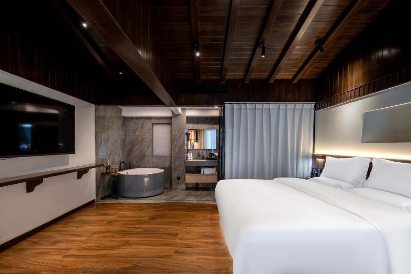 Golden Dragon's Mountain Glow Inn Chinese Style Courtyard of Lijiang Ancient Town Close to main streets near by Dashiqiao Sifang StreetBig Water WheelsWe offer tickets purchasing servicesFree station pick-up for three nights ofProvide nutritious brea - image 9