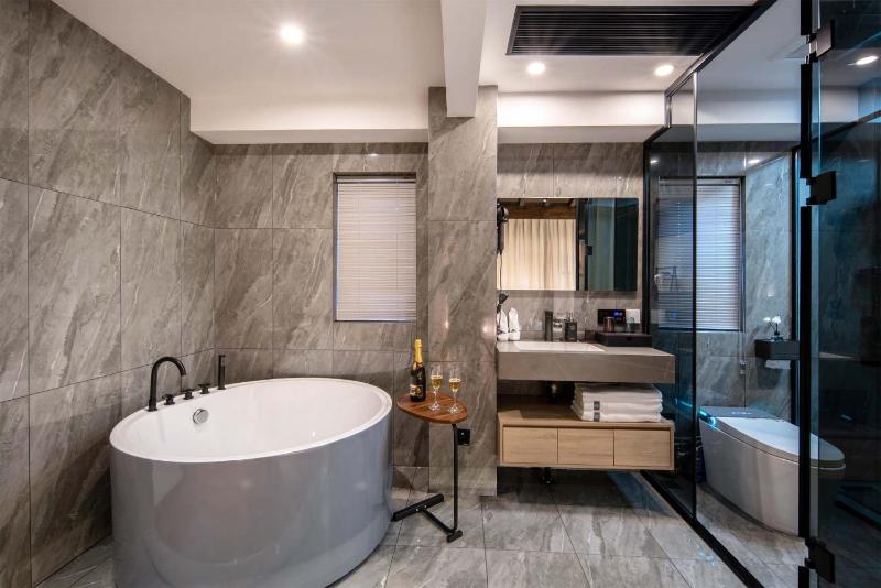 Golden Dragon's Mountain Glow Inn Chinese Style Courtyard of Lijiang Ancient Town Close to main streets near by Dashiqiao Sifang StreetBig Water WheelsWe offer tickets purchasing servicesFree station pick-up for three nights ofProvide nutritious brea - image 15