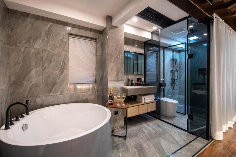 Golden Dragon's Mountain Glow Inn Chinese Style Courtyard of Lijiang Ancient Town Close to main streets near by Dashiqiao Sifang StreetBig Water WheelsWe offer tickets purchasing servicesFree station pick-up for three nights ofProvide nutritious brea - image 17