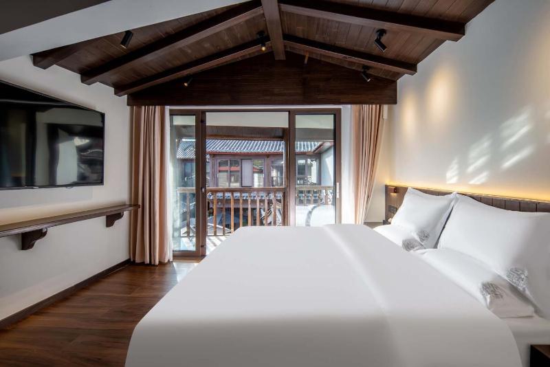 Golden Dragon's Mountain Glow Inn Chinese Style Courtyard of Lijiang Ancient Town Close to main streets near by Dashiqiao Sifang StreetBig Water WheelsWe offer tickets purchasing servicesFree station pick-up for three nights ofProvide nutritious brea - image 7