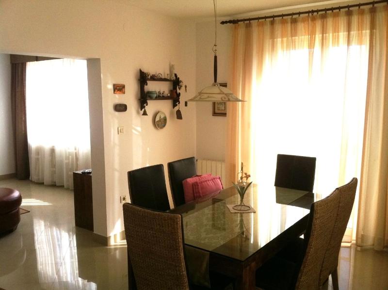 Deluxe Three-Bedroom Apartment with Sea View image 2