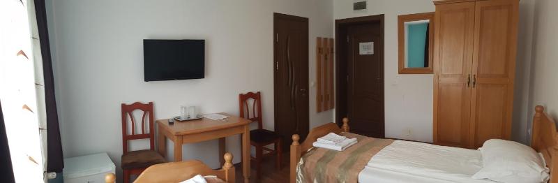 Twin Room image 4