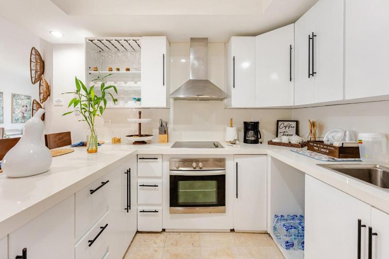 Beautiful 2 bedroom apartment on the beach - image 39