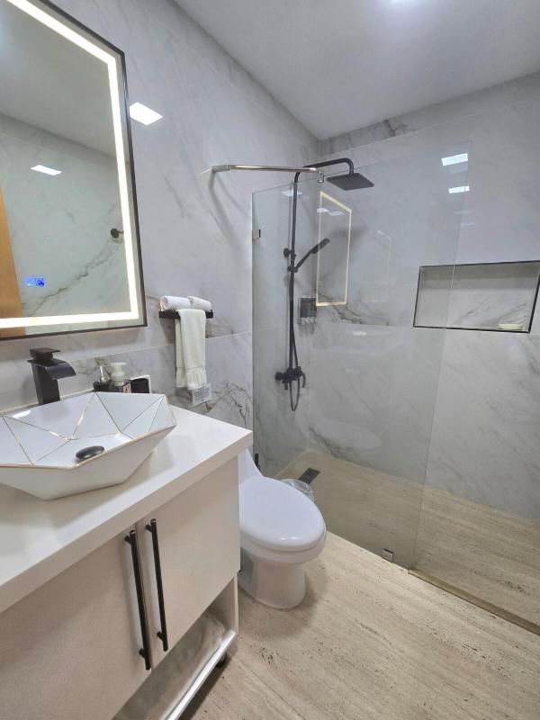Beautiful 2 bedroom apartment on the beach - image 17