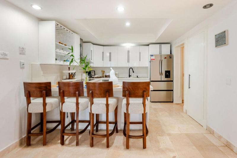 Beautiful 2 bedroom apartment on the beach - image 12