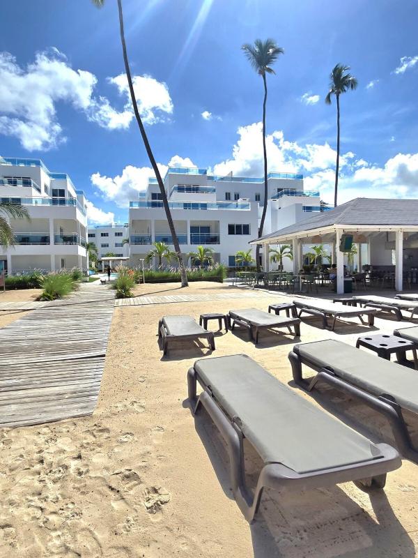 Beautiful 2 bedroom apartment on the beach - image 16