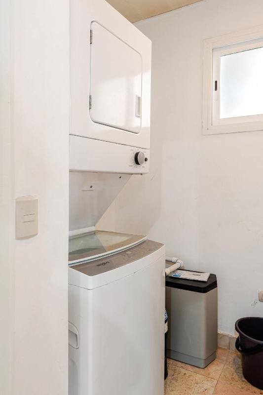 Beautiful 2 bedroom apartment on the beach - image 13