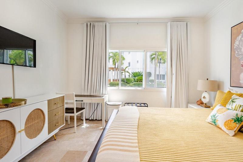 Beautiful 2 bedroom apartment on the beach - image 23