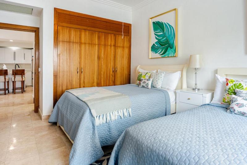Beautiful 2 bedroom apartment on the beach - image 40