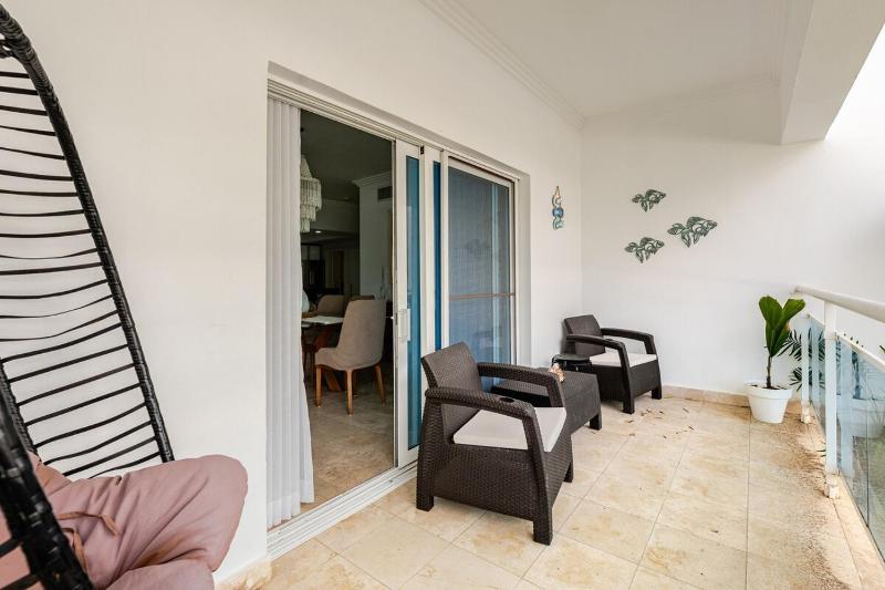 Beautiful 2 bedroom apartment on the beach - image 25
