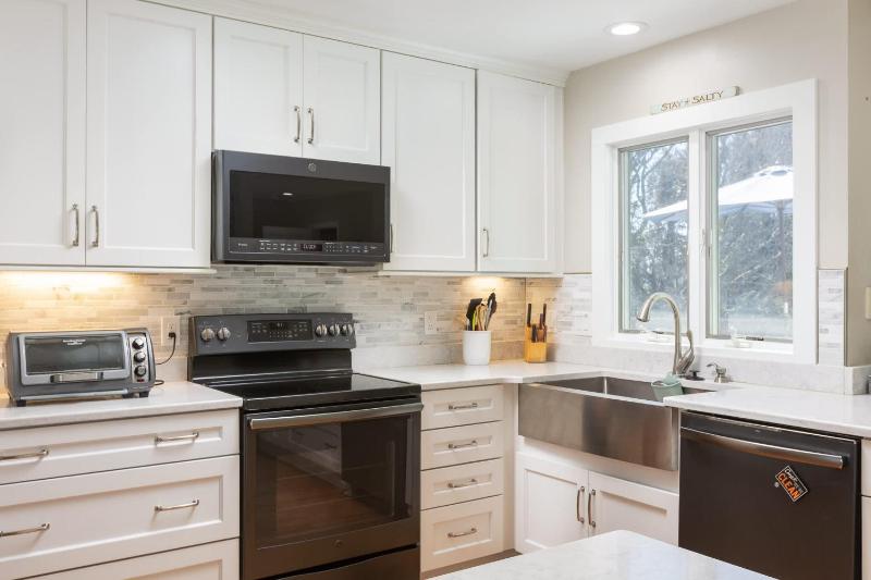 Corolla Light Villa with Hot Tub Amenities Access - image 18