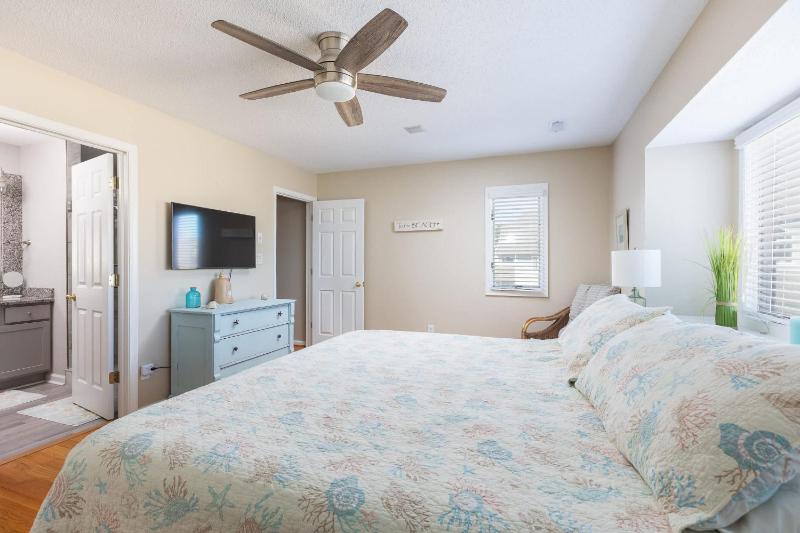 Corolla Light Villa with Hot Tub Amenities Access - image 17