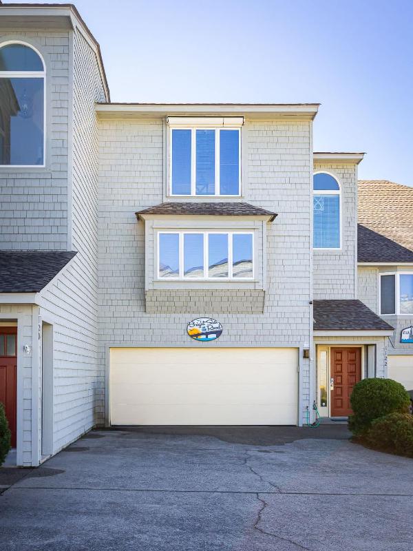 Corolla Light Villa with Hot Tub Amenities Access - image 33