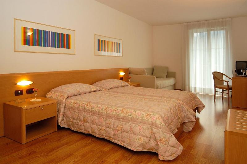 Quadruple Room with Garden View image 4