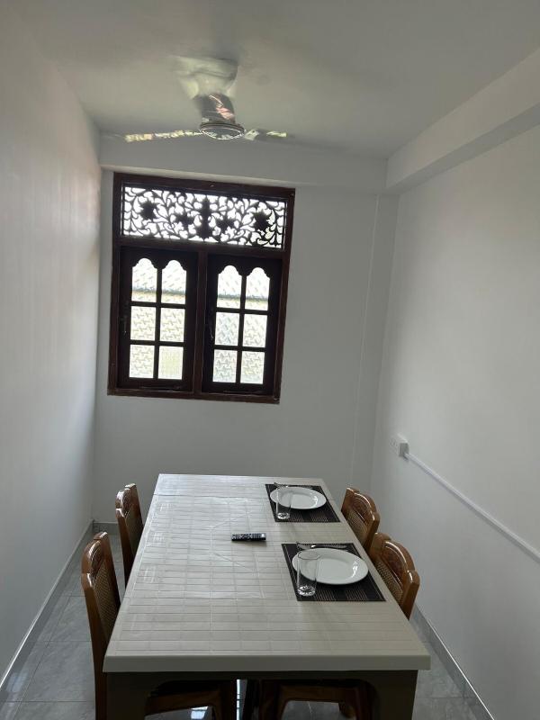 Apartment B W Kitchen 5 Mins Beach 20 Mins Airport - image 2