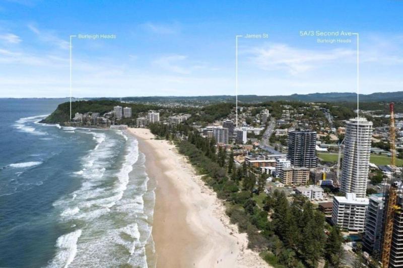 Ocean View Coastal Haven in Burleigh Heads - image 9