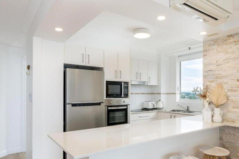 Ocean View Coastal Haven in Burleigh Heads - image 4