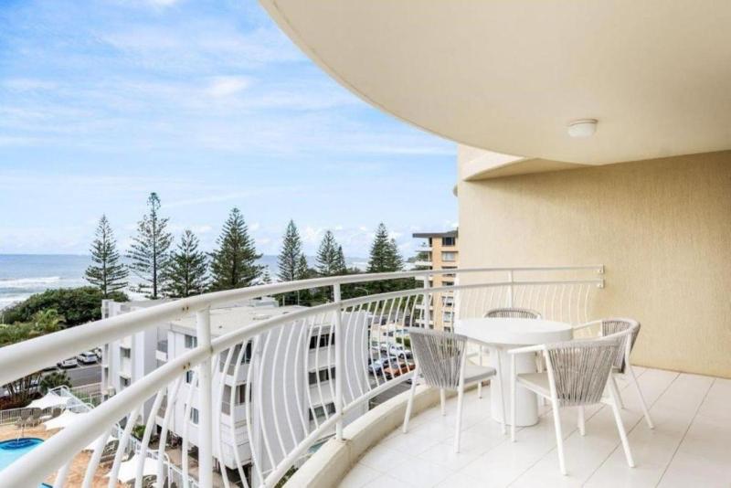 Ocean View Coastal Haven in Burleigh Heads - image 10