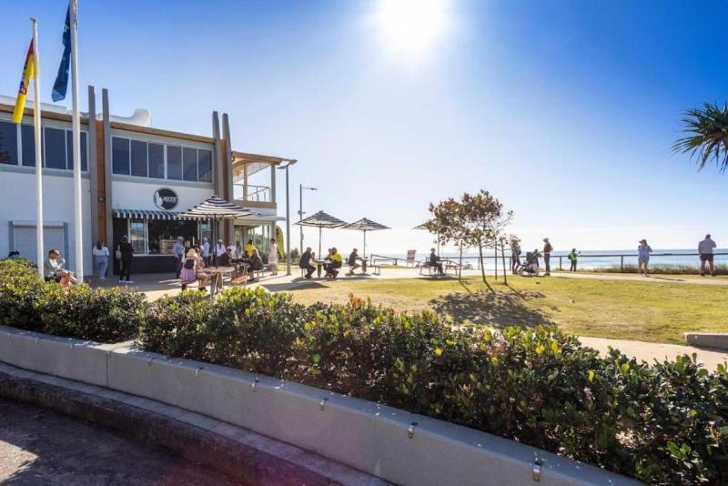 Beachfront Burleigh Getaway! - image 8