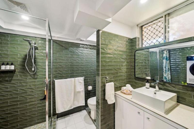 Beachfront Burleigh Getaway! - image 12