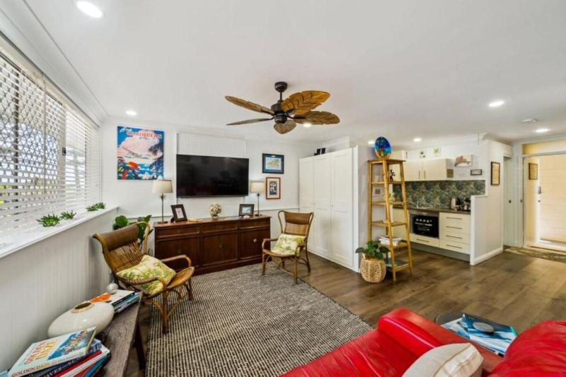 Beachfront Burleigh Getaway! - image 6