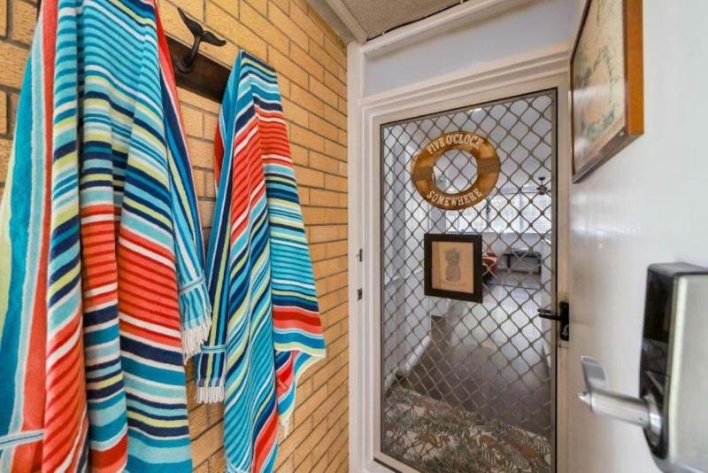 Beachfront Burleigh Getaway! - image 13