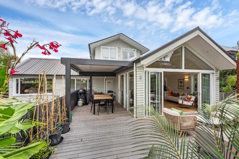 Coastal Oasis by Bespoke Stays - image 1