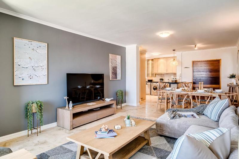 Camps Bay Seaside Beach View Apartment Palm Bay - image 13