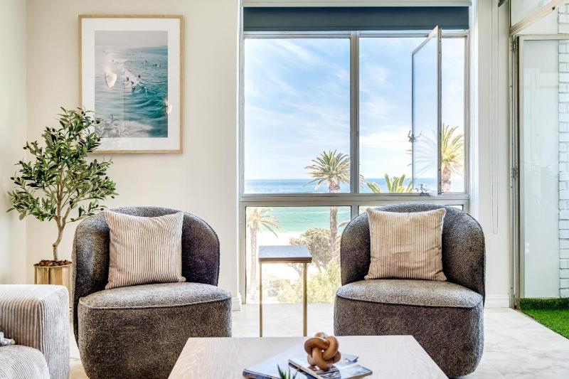 Camps Bay Seaside Beach View Apartment Palm Bay - image 10