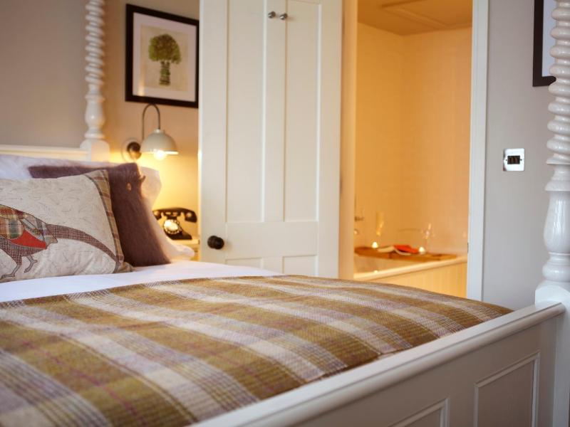 Deluxe King Room image 2