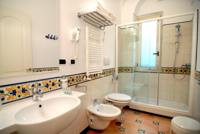 Superior Double Room with Sea View image 4