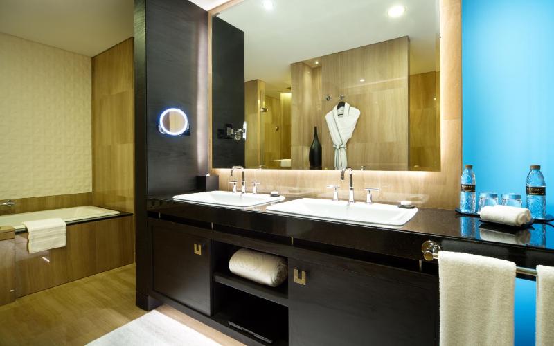 Prestige Suite with Club Access and Sea or City View image 3