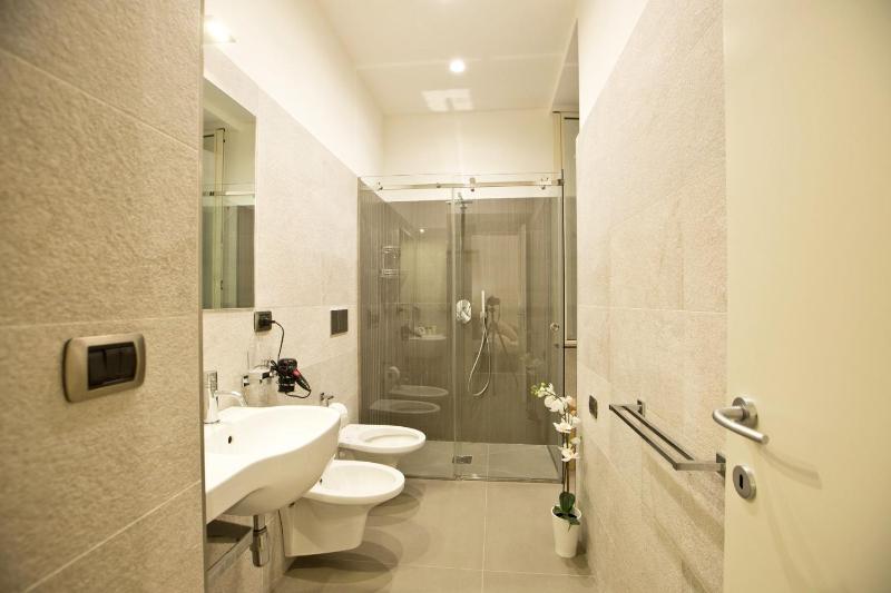 Deluxe Double Room image 3