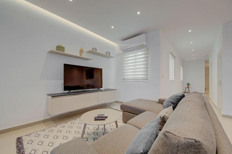 St Julians 3BR Apt Sleeps 6 Central and Stylish - image 8