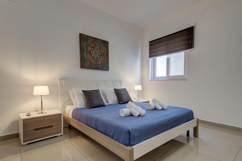St Julians 3BR Apt Sleeps 6 Central and Stylish - image 3