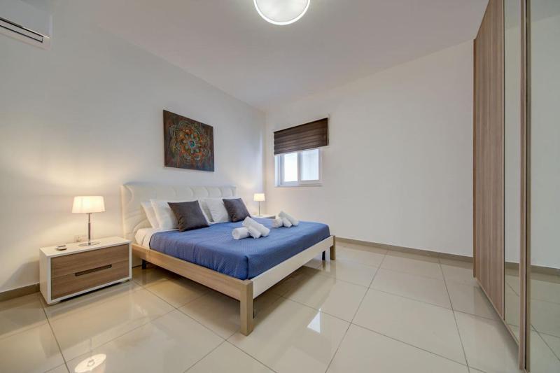 St Julians 3BR Apt Sleeps 6 Central and Stylish - image 10