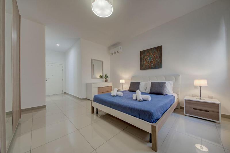 St Julians 3BR Apt Sleeps 6 Central and Stylish - image 16