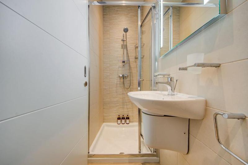 St Julians 3BR Apt Sleeps 6 Central and Stylish - image 14
